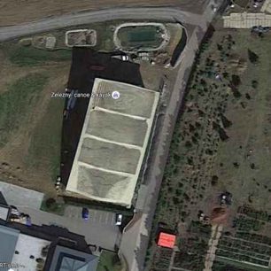 Budova na leteckém snímku a jasně viditelné logo firmy / zdroj: mapy Google