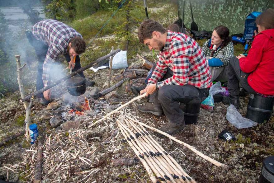 V táboře vylepšujeme sloupky na elektrický ohradník proti medvědům / F: Fjolls Expedition