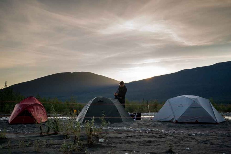 Ohradník stavíme na noc kolem stanů / F: Fjolls Expedition