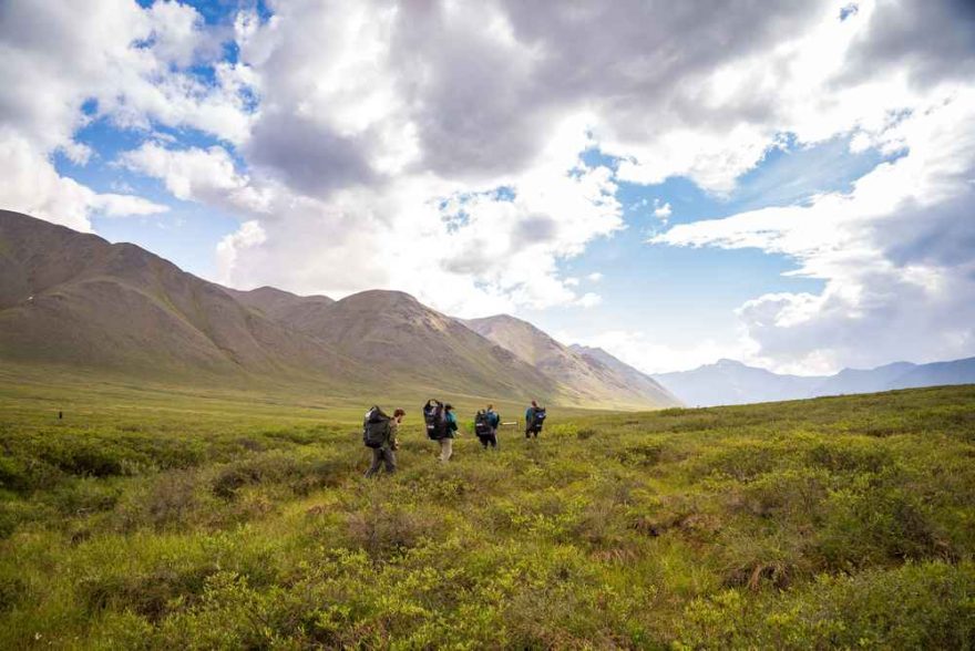 Přes rozvodí nevede žádný potok, který by spojoval jezera a tak nakládáme vše na záda / F: Fjolls Expedition