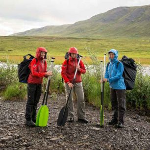 Fjollinky se nenechávají zahanbit a obtěžkány bagáží neztrácí dobrou náladu ani v deštivém počasí / F: Fjolls Expedition