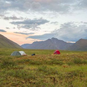 Před vyplutím ještě táboříme nedaleko pramene a užíváme severskou tundru / F: Fjolls Expedition