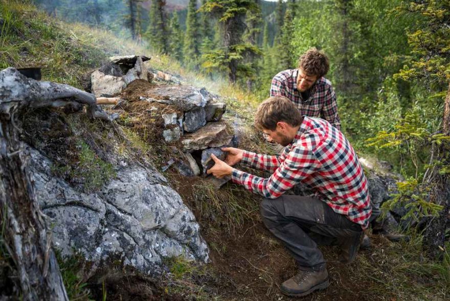 Protože stavba plachetnice bude trvat několik dní, pouštíme se ve volných chvílích do stavby pece, aby nám fjollinky mohly upéct pravý chleba! / F: Fjolls Expedition