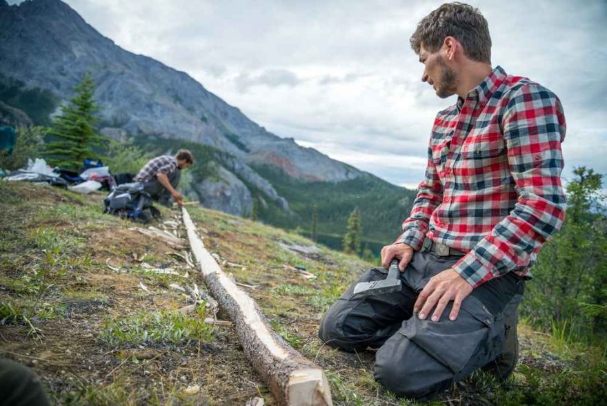 Tohle bude stěžeň! Musíme ho opracovat dohladka, aby se po něm dala vytahovat hlavní plachta. / F: Fjolls Expedition