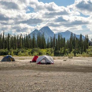 U řeky táboříme na písčitém břehu, který tu řeka zanechala po jarních záplavách. / F: Fjolls Expedition