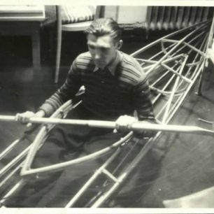 První pokus o sestavení skládacího kajaku, jaro 1954