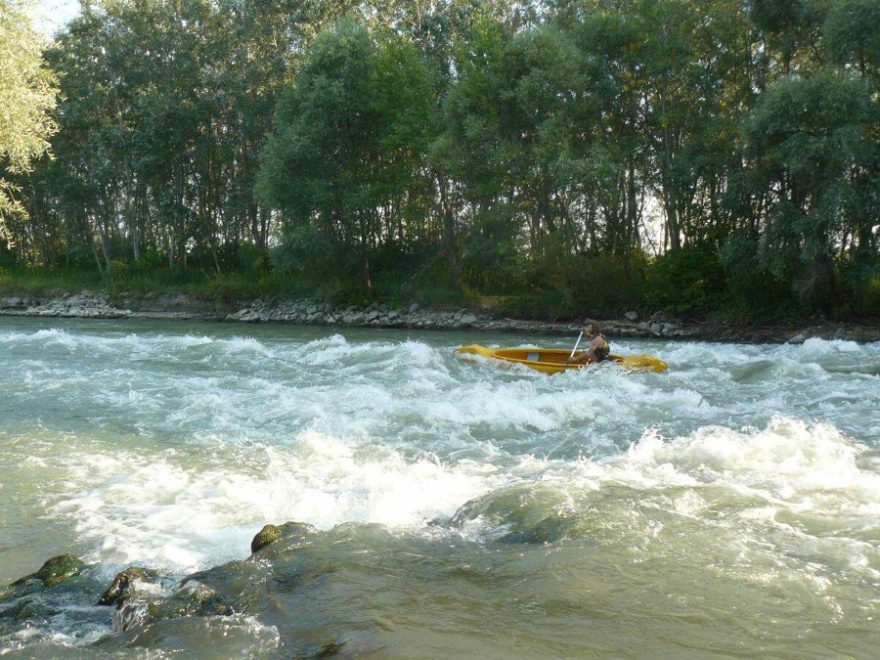 Ani náročnejší vodáci sa v dunajských ramenách nebudú nudiť. Voda má v pereji ťah i hĺbku, a tak sa nie je treba obávať omlátenia o kamene. Terén pod perejami je prehľadný a silné vracáky vás beztak zvezú skôr naspäť než preč od divákov. / F: archiv Tomáš