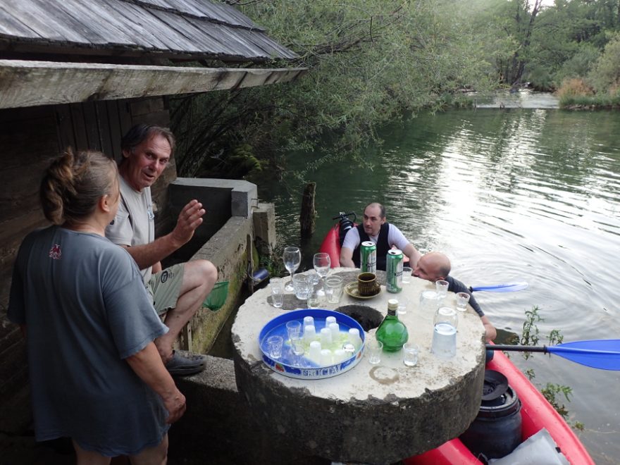 Tradiční chorvatskou pochutinou je pálenka Rakije / F: archiv Víla