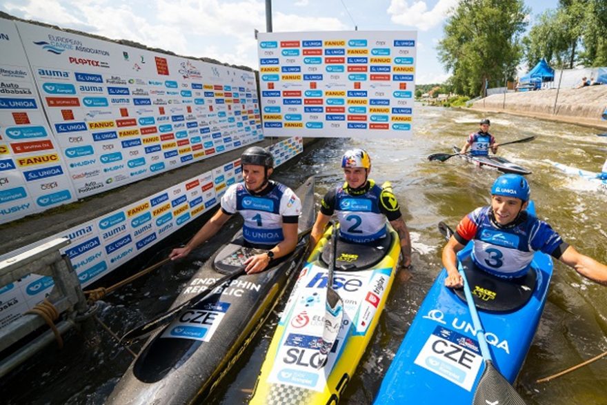 Kajakáři v cíli / F: Jan Homolka, Martin Hladík