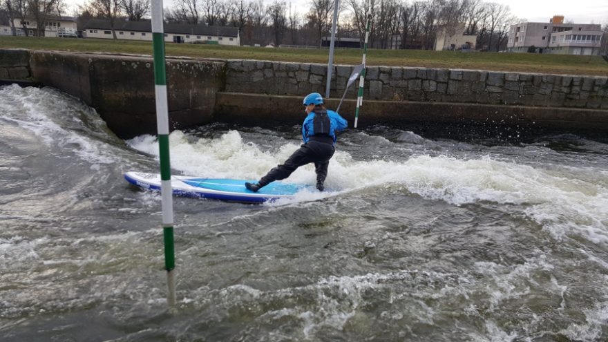 Trénink padlleboardingu na dicoké vodě