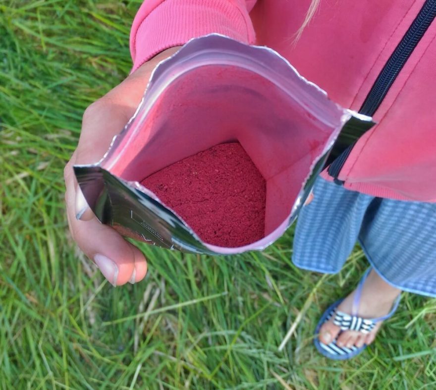 Zkoušeli jsem i červený vitamínový nápoj, který tvoří černý rybíz, jahody a červená řepa