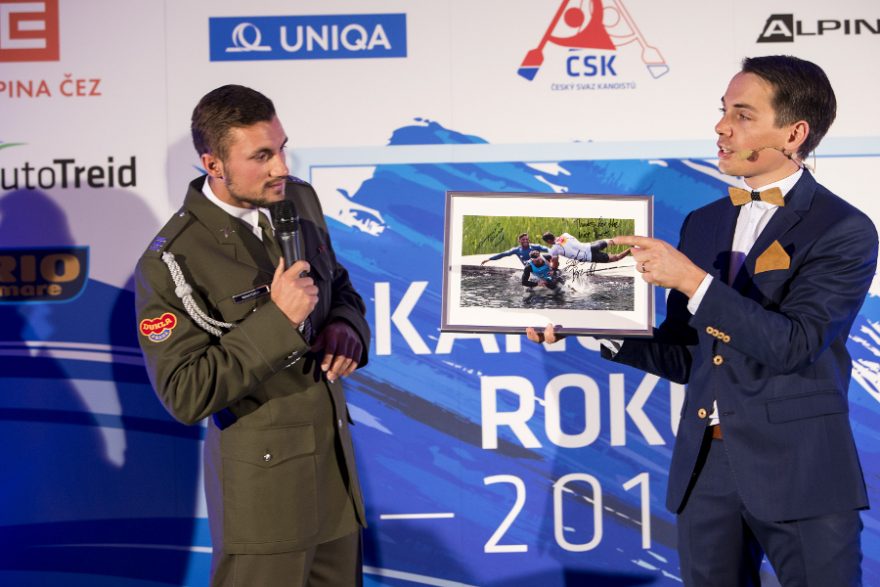 Fotografie s podpisy Martinových soupeřů Brendela a Dos Santose / F: ČSK