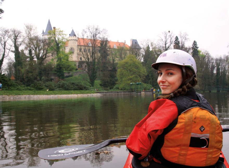 Zámek Žleby je krásně vidět z vodní hladiny / P: Maňulí / F: Snížák