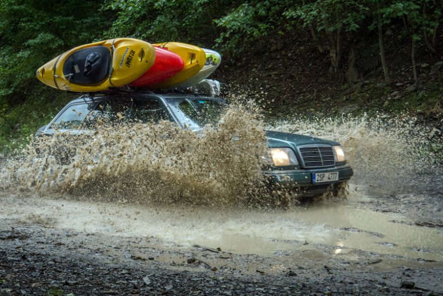 Dvacet let starý mercedes potřeboval lehké offroadové úpravy / F: Adam Blaščík, Honza Motýl