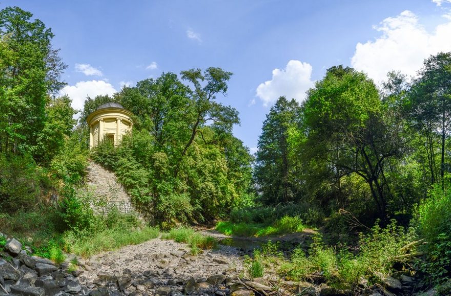 Chrám přátelství neboli Templ je jedna z romantických staveb komponované krajiny, kterou ve zdejších lesích vybudovali Lichtenštejnové