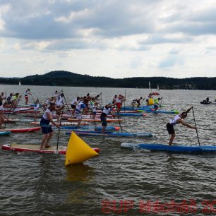 Léto začíná paddleboardovým festivalem na Máchově jezeře