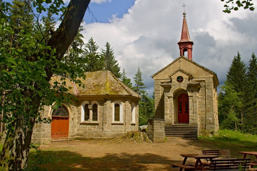 Poutní místo Maria Rast am Stein - křížová cesta se 14 zastaveními(zelená TZT), na jejímž konci se nachází poutní kostelík s obrazárnou / F: archiv Vyšší Brod