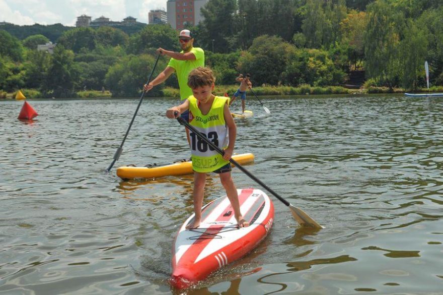 Děti se na paddleboardu vždy vyřádí a můžete společně zkusit i závod