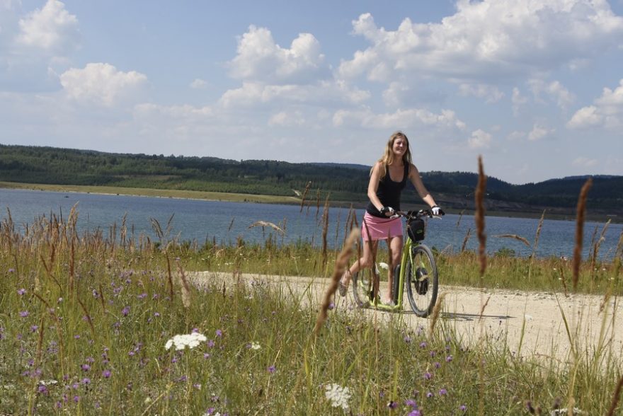 V okolí řeky je dostatek míst na ostatní vyžití, třeba koloběžky / F: Jitka Pražáková