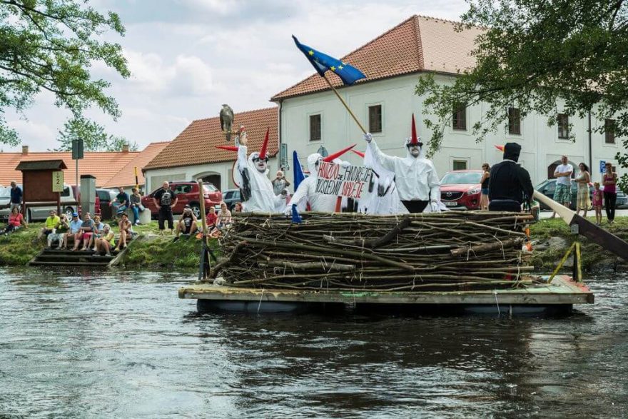 Jednou po Vltavě plulo i čapí hnízdo