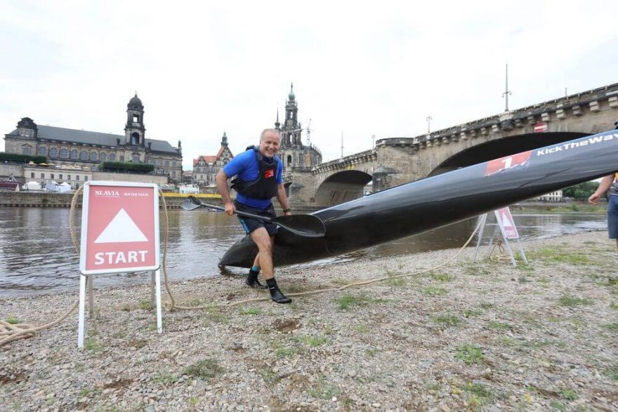 Pavel Sehnal probíhá cílovou čarou Water Tour 2019 u Augustusbrücke v Drážďanech