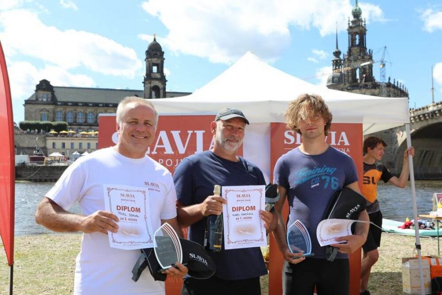 Stupně vítězů Water Tour 2019, kategorie single seakayak: zleva – Pavel Sehnal, 2. místo; Karel Martínek, 1. místo; Martin Raška, 3. místo.