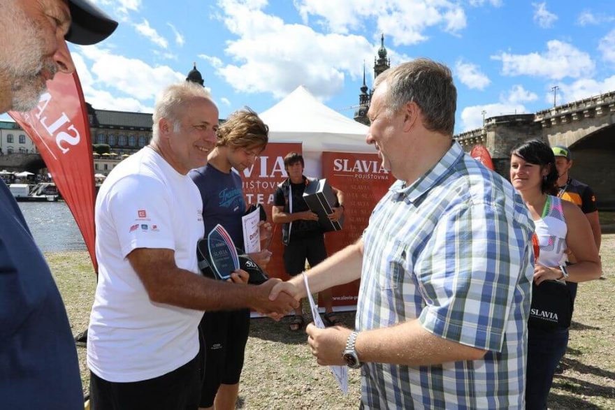 Generální ředitel Slavia pojišťovny Karel Waisser gratuluje Pavlovi Sehnalovi ke stříbrné příčce v celkovém pořadí Water Tour 2019