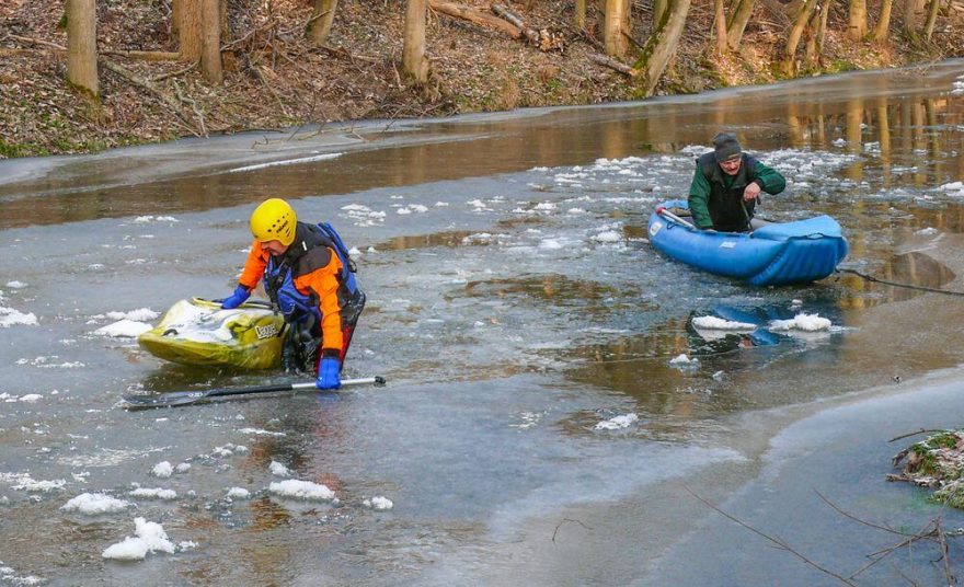 Na jednom ročníku silvestrovské Doubravy došlo i na brodění v ledové tříšti