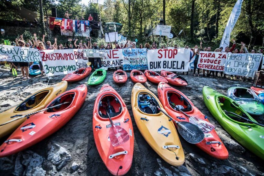 Součástí akce je i každoroční protest proti přehradě