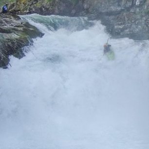 Spodní Sogndalselva - první drop z vodopádového komba