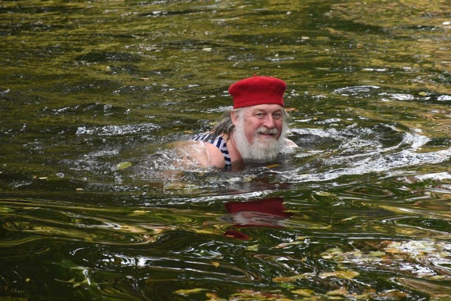 Nejodvážnější účastník se na cestu řekou vydal bez lodě