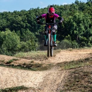 Nově jsem se našla také v horské cyklistice. Záda zmírnění tréninků na kajaku ocenila.