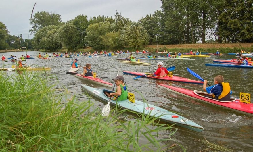 Hromadný start závodu na 2 km benjamínci C, Labe, Černožice / F: Filip Kolman