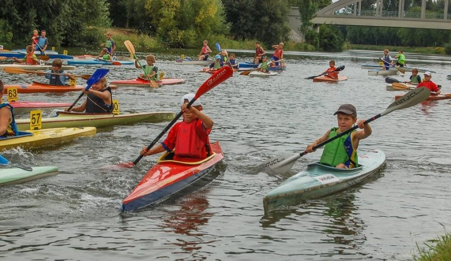 Hromadný start závodu na 2 km benjamínci C, Labe, Černožice / F: Filip Kolman