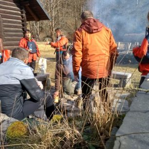 Siesta u kamarádů na srubu a ochutnávka bábovek / F: archiv Hrab Boats