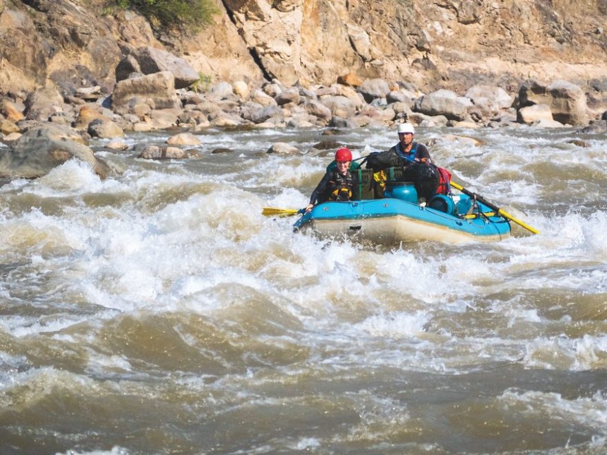 Gear raft v jedné z těžších peřejí