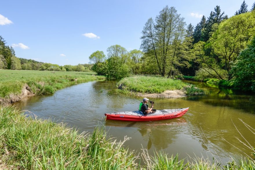 5eka pod Borečkem meandruje údolím ohraničeným z obou stran lesem