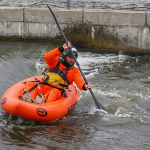 Na packraftu dobře fungují náklony