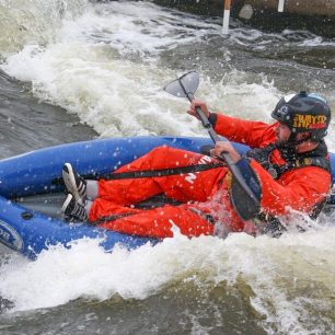 Pro porovnání jsme měli k dispozici i packraft velikosti M