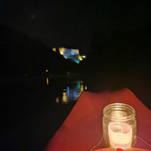 Každá kanoe je teď osvětlená sklenicí se svíčkou