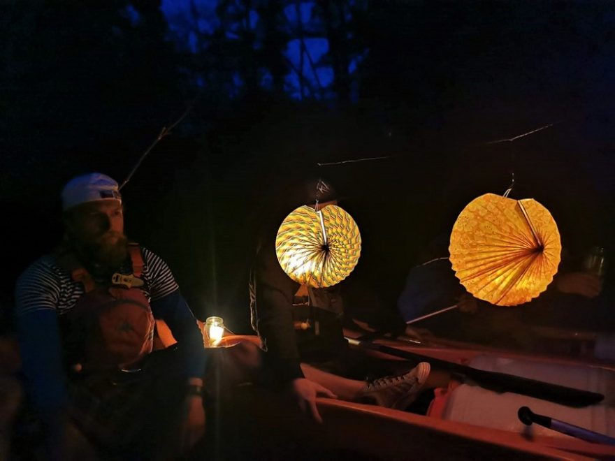 Pomalu se stmívá ana jedné kanoi visí několik lampionů