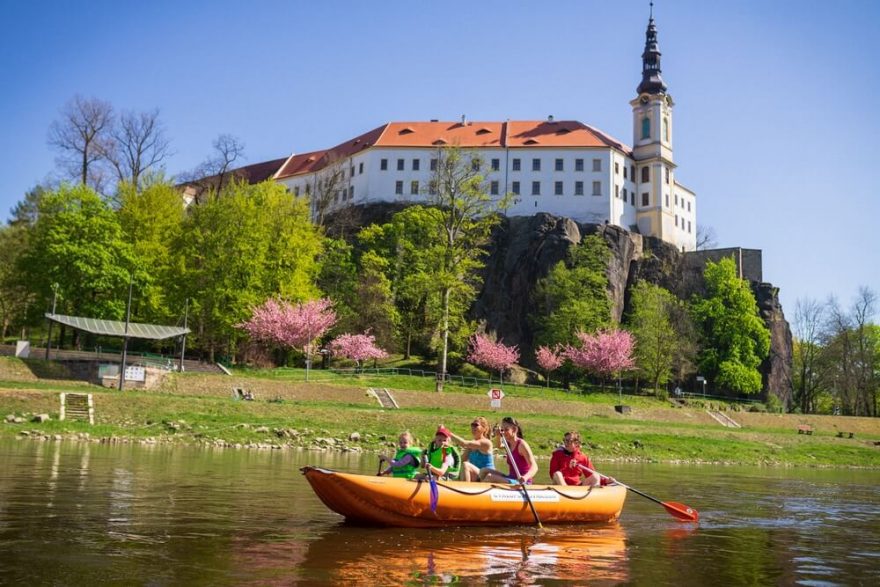 Pádlování přímo pod Barokním zámkem v Děčíně / F: archiv www.active-point.cz