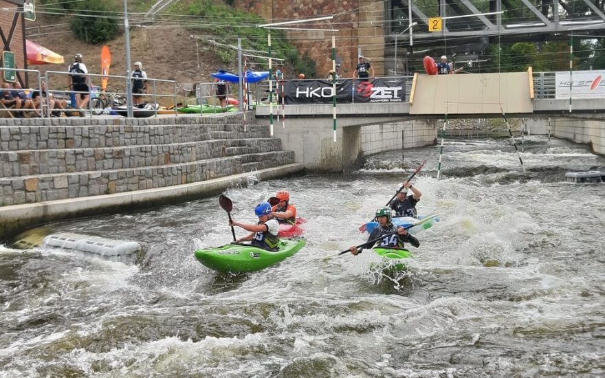 Jedna z kayakcrossových jízd kajakářů