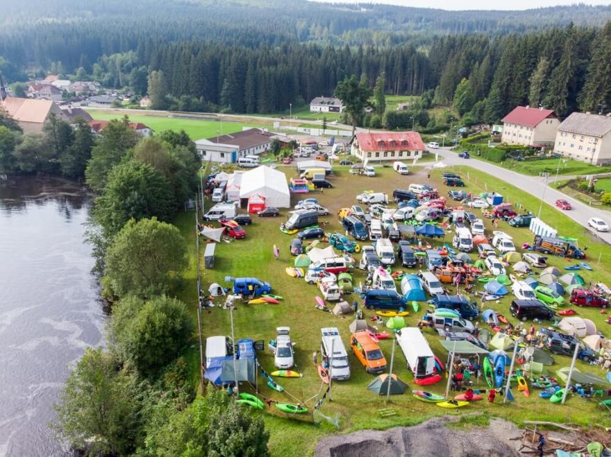 Basecamp na hřišti v Loučovicích / F: archiv Devils Extreme Race