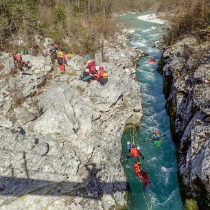 Nácvik záchrany v soutěsce Zmuklica na horní Soče / F: archiv Alpi Center