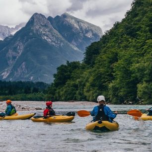 Turistické kajaky na takzvané Boce. V pozadí se tyčí hora Svinjak (1653 m n. m.) / F: Terez Stuchlá