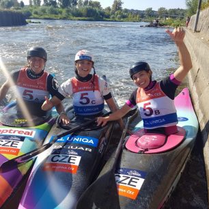 Česká hlídka K1Ž -  Kateřina Kudějová, Veronika Vojtová, Antonie Galušková / F: Jan Homolka, kanoe.cz