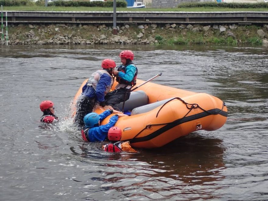 Vytažení plaváčka zpět do raftu / F: Vodácké centrum Znojmo