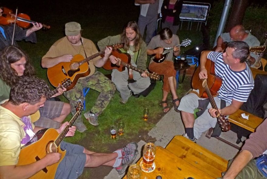 Falešná Orlice 2014. S Kartou se hrává každý den do časných hodin. / F: archiv Jiří Nosek