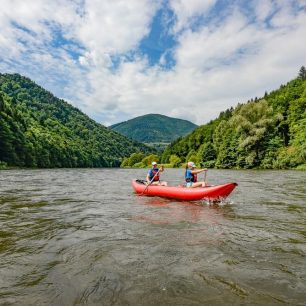 Pod Vrútkami se zelené údolí svírá a svahy nad řekou povážlivě narostly. / F: Jan Hocek